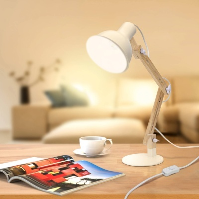 Candeeiro de mesa branco e madeira com chávena e revista numa mesa