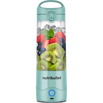 Liquidificador portátil Nutribullet azul com frutas e gelo