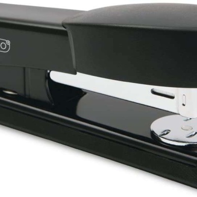 Agrafador de secretária preto com marca RAPESCO