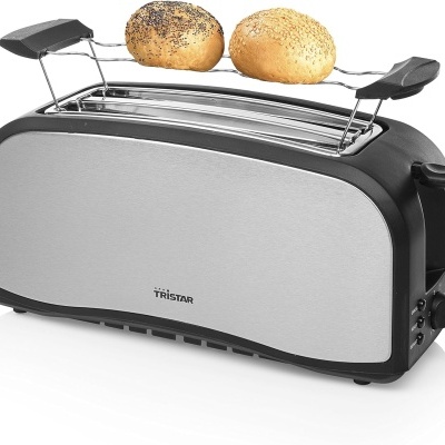 Torradeira Tristar prateada com duas fatias de pão na grelha superior