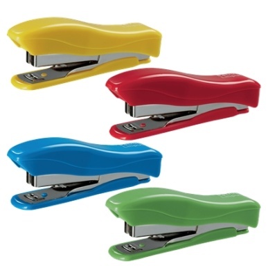 Quatro grampeadores coloridos (amarelo, vermelho, azul e verde) com partes metálicas