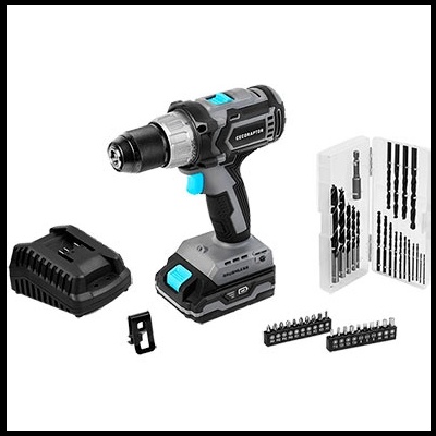 Conjunto de furadeira-parafusadora sem fios cinza com detalhes azuis, carregador, clipe para cinto e conjunto de brocas e pontas organizadas.