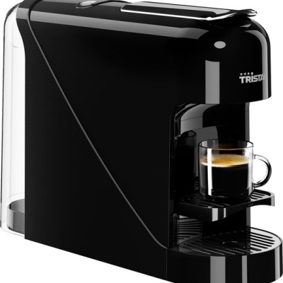 Máquina de café expresso preta com xícara de vidro contendo café