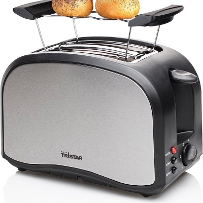 Torradeira inox preta com botões e dois pães no suporte superior