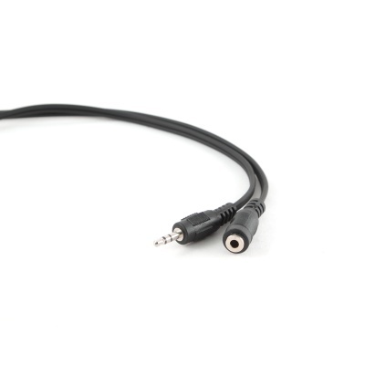 Cabo adaptador de áudio preto com conector jack 3,5 mm macho e ficha fêmea