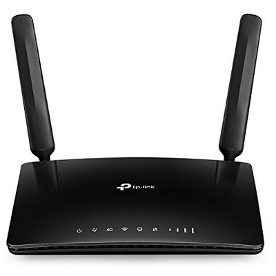 Roteador TP-Link preto com duas antenas verticais e indicadores LED