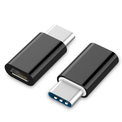 Adaptadores USB tipo C pretos com corpo plástico brilhante e ponta metálica
