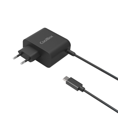 Carregador preto com cabo USB-C e texto CoolBox