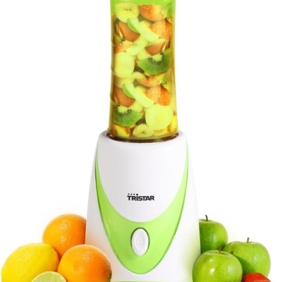 Liquidificador TRISTAR branco e verde com frutas frescas dentro do copo