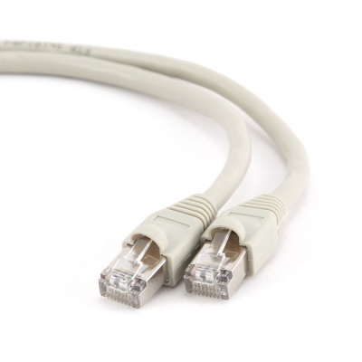 Cabo de rede Ethernet cinzento claro com conectores RJ45 transparents.