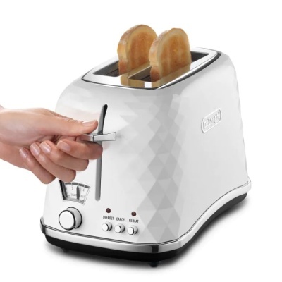 Torradeira branca DeLonghi com duas fatias de pão a tostar