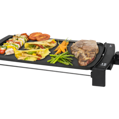 Grelhador elétrico negro com legumes e carne grelhada