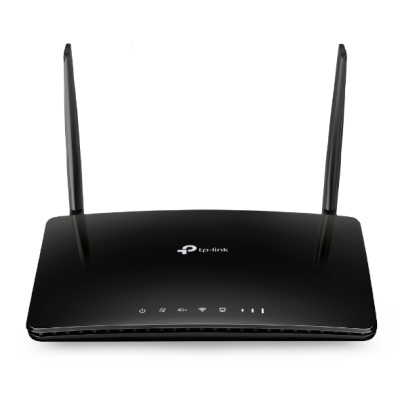 Router TP-Link preto com duas antenas verticais e LEDs indicadores