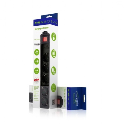 Filtro de linha surge protector negro com cinco tomadas e botão vermelho na embalagem