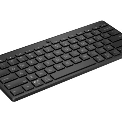 Teclado sem fios preto com teclas planas e layout QWERTY em português