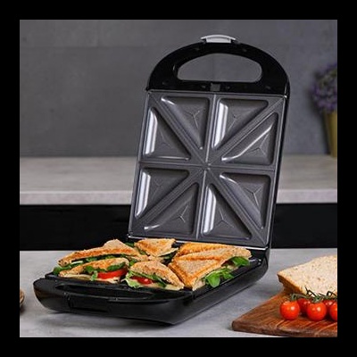 Grill elétrico aberto com sanduíches e tomates cherry ao lado