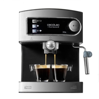 Máquina de café espresso Cecotec Power Espresso 20 a servir café em duas chávenas de vidro