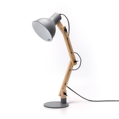 Candeeiro de secretária com estrutura em madeira clara e cúpula metálica cinzenta