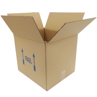 Caixa de cartão castanha aberta com indicação FRAGIL em azul