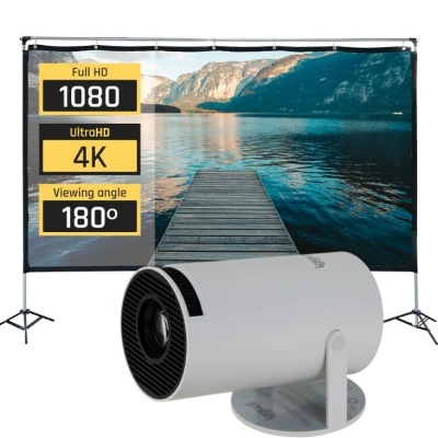 Projetor branco com imagem projetada num ecrã grande com texto sobre resolução e ângulo de visão