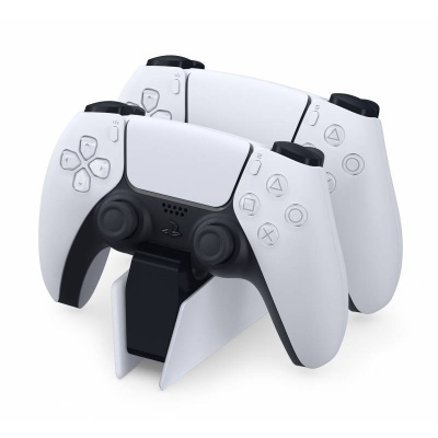 Comandos PlayStation 5 branco e preto com suporte de carregamento