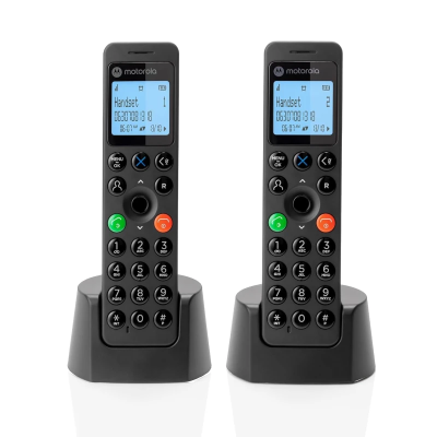 Dois telefones sem fios Motorola pretos em bases de carregamento