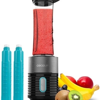 Liquidificador portátil preto com smoothie vermelho e frutas variadas ao lado.