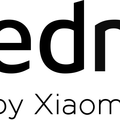 Relógio digital preto com bracelete de borracha perfurada e visor quadrado