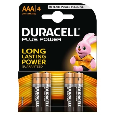 Embalagem de 4 pilhas AAA Duracell Plus Power com coelho rosa e texto promocional