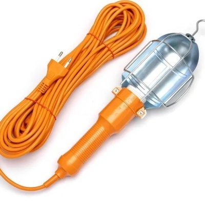 Luz portátil com cabo elétrico laranja e protetor metálico