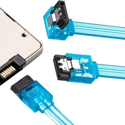 Cabo SATA azul translúcido com conectores preto e metal junto a armazenamento sólido