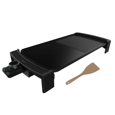 Plancha elétrica preta com espátula de madeira