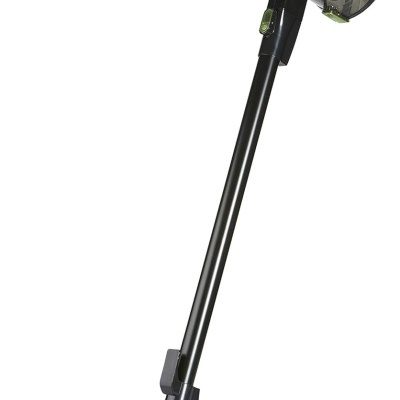 aspirador sem fios preto e verde tipo stick com etiqueta 29.6V