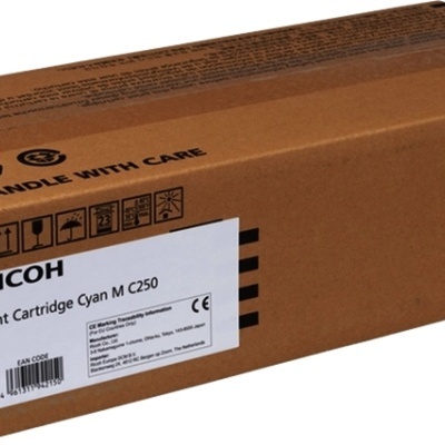 Caixa de cartão castanha com etiqueta branca da marca RICOH e texto sobre cartucho de impressão