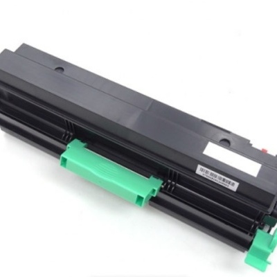 Cartucho de toner preto com pegas verdes em fundo branco