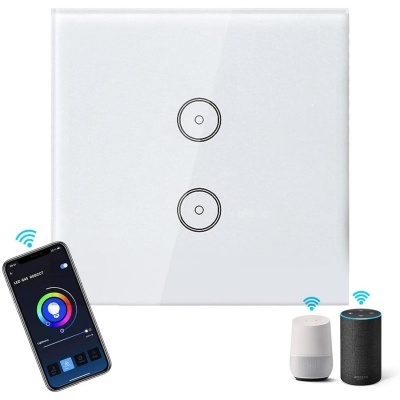 Interruptor táctil de parede branco com dois botões e telemóvel com app de controlo de luz, ao lado de duas colunas inteligentes