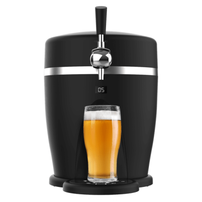 Máquina preta de servir cerveja com copo cheio em fundo branco