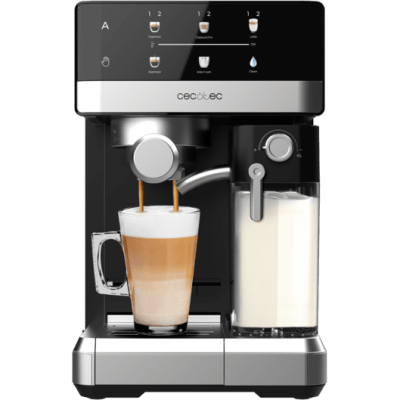 Máquina de café espresso com jarra de leite e copo de vidro com café e espuma
