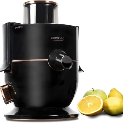 Máquina de sumos eléctrica preta Cecotec com frutas ao lado