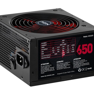 Fonte de alimentação para computador preta com ventoinha vermelha e preta e etiqueta com especificações técnicas e segurança