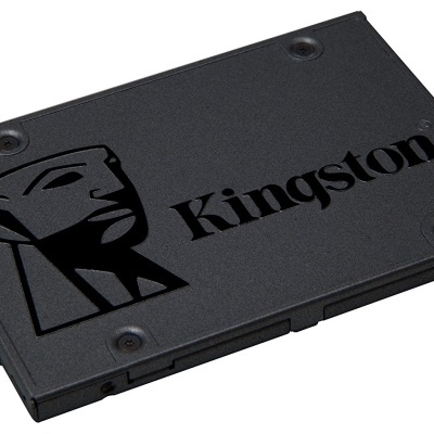 Disco SSD Kingston preto com texto gravado