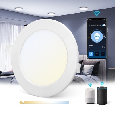 Plafonnier LED branco redondo com controlo por smartphone e dispositivos inteligentes numa divisão moderna