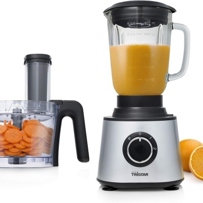 Liquidificador e processador de alimentos Tristar com cenouras e sumo de laranja