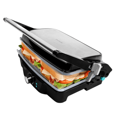 Máquina de sanduíches preta com tampa prateada e sanduíche no interior