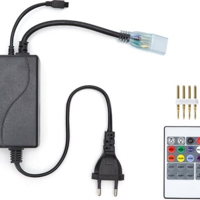 Carregador preto com cabo elétrico e controle remoto com botões coloridos