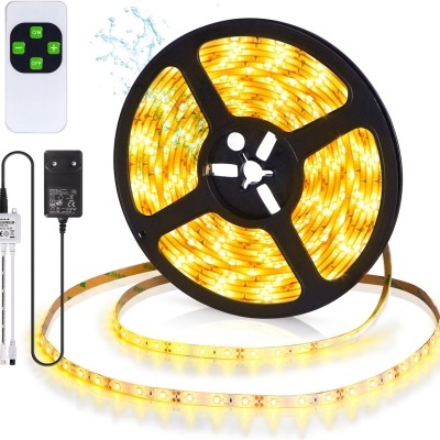 Fita de luz LED amarela com controlo remoto e adaptador