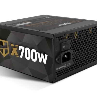 Fonte de alimentação 700W preta com padrão geométrico e ventilação em favo de mel