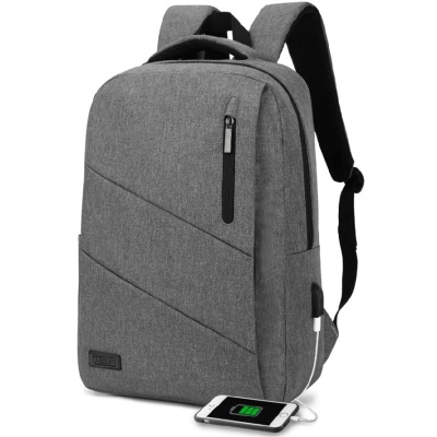 Mochila cinza com zíperes pretos e saída USB carregando telemóvel branco