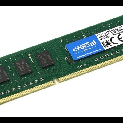 Módulo de memória RAM Crucial DDR4 verde com etiqueta azul e branca