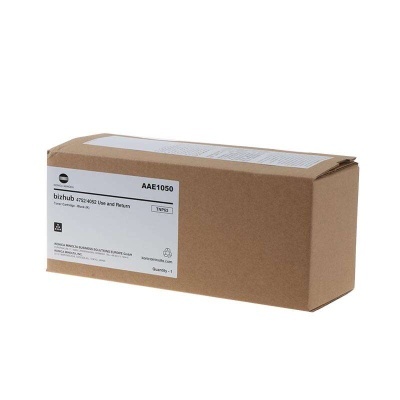 Caixa de papelão castanho com etiqueta branca e texto preto